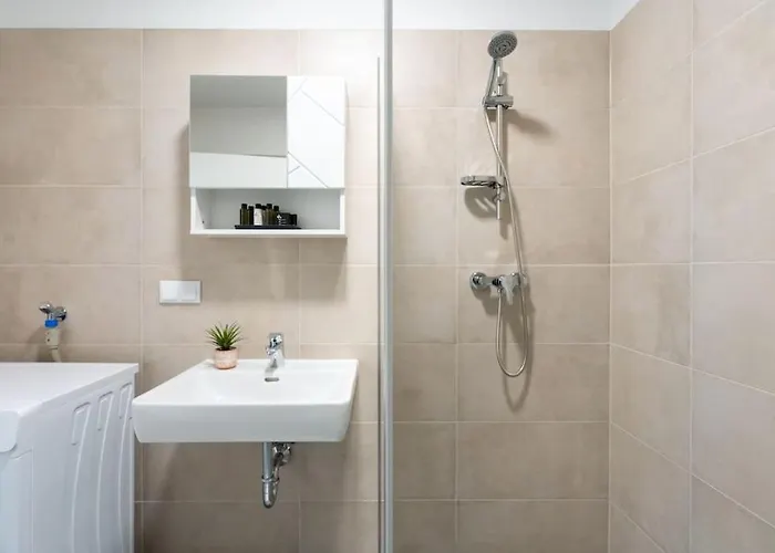 Apartman Hm • Modern 1br With Balcony Bécs