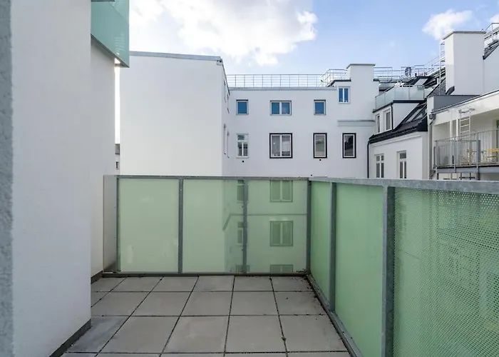 Apartman Hm • Modern 1br With Balcony