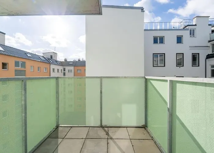 Hm • Modern 1br With Balcony Apartman *
