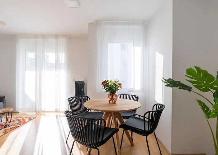 Hm • Modern 1br With Balcony Apartman *